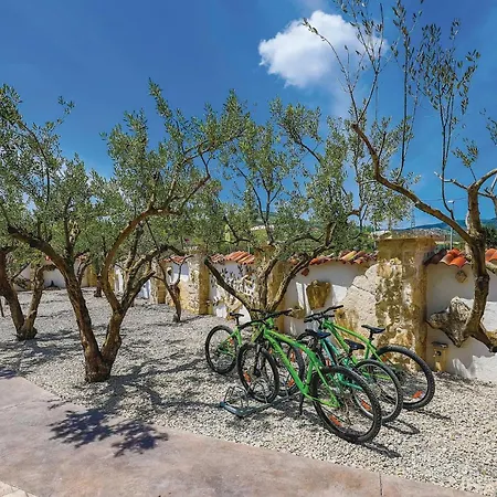 In With House Sea View بيت للعطل