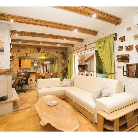 In With House Sea View بيت للعطل