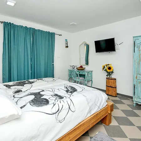 Будинок відпочинку In With House Sea View