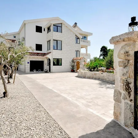 Dom wakacyjny In With House Sea View *